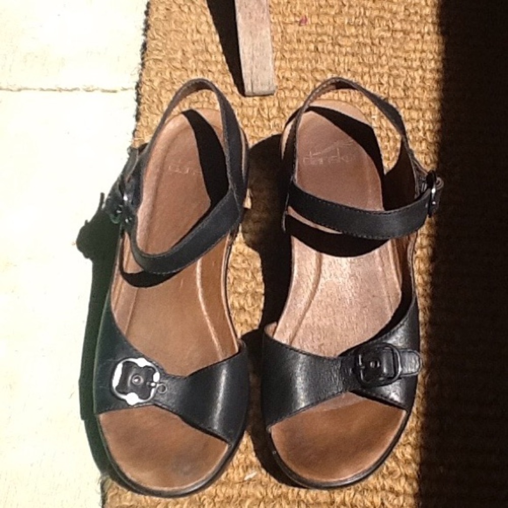 💜 Dansko black leather sandals!